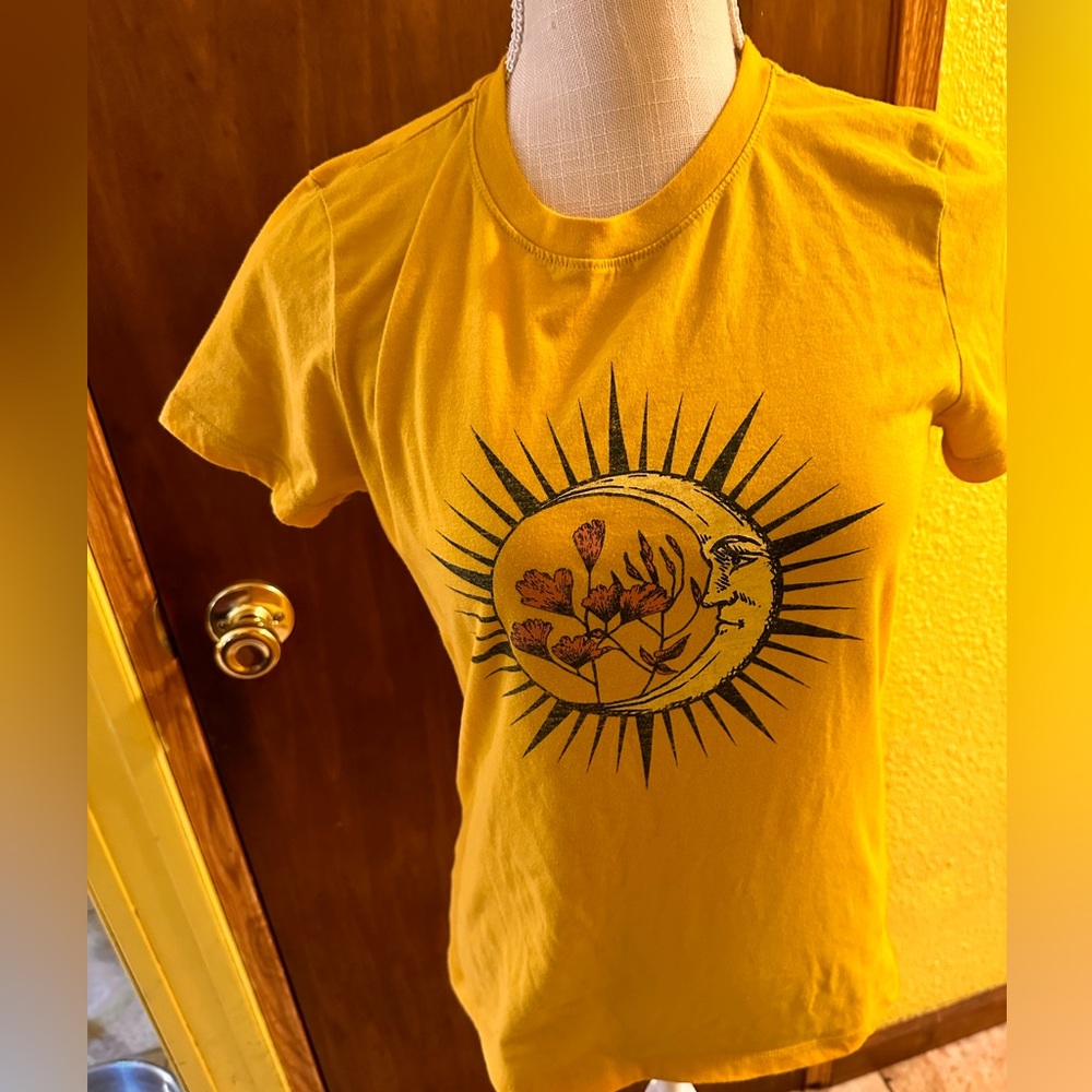 Aéropostale crew sun and moon tee shirt